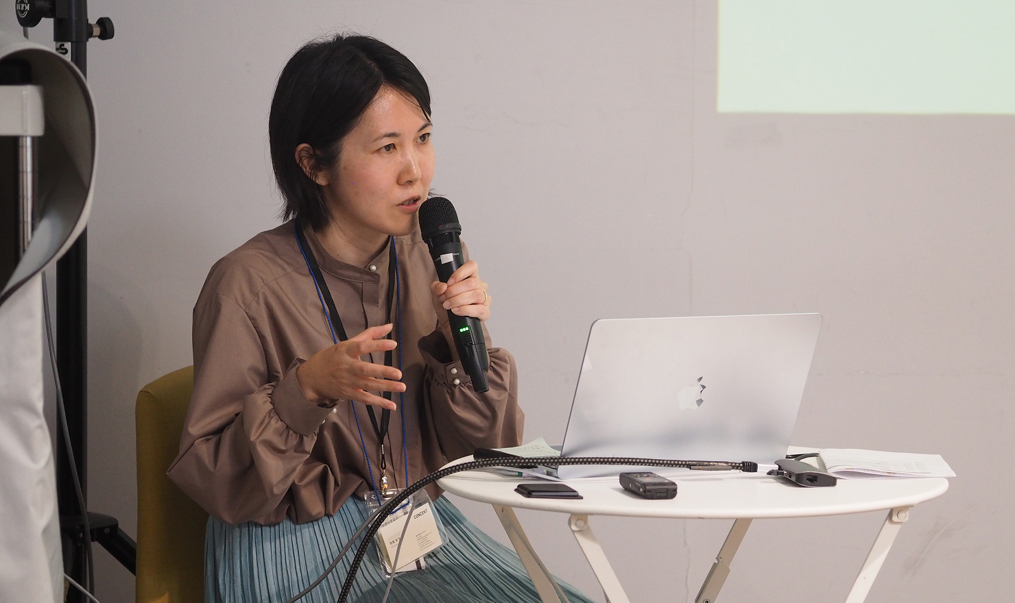 荒尾が登壇して話している様子。