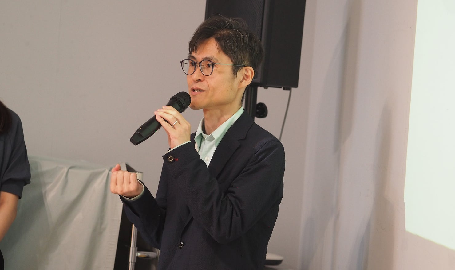 佐藤が登壇して話している様子。