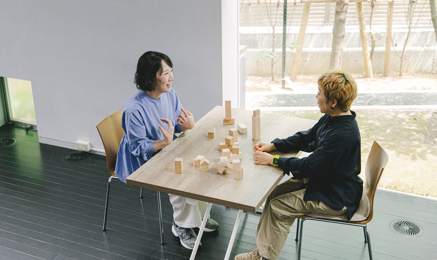 高石・中西が机を囲んで話している様子。