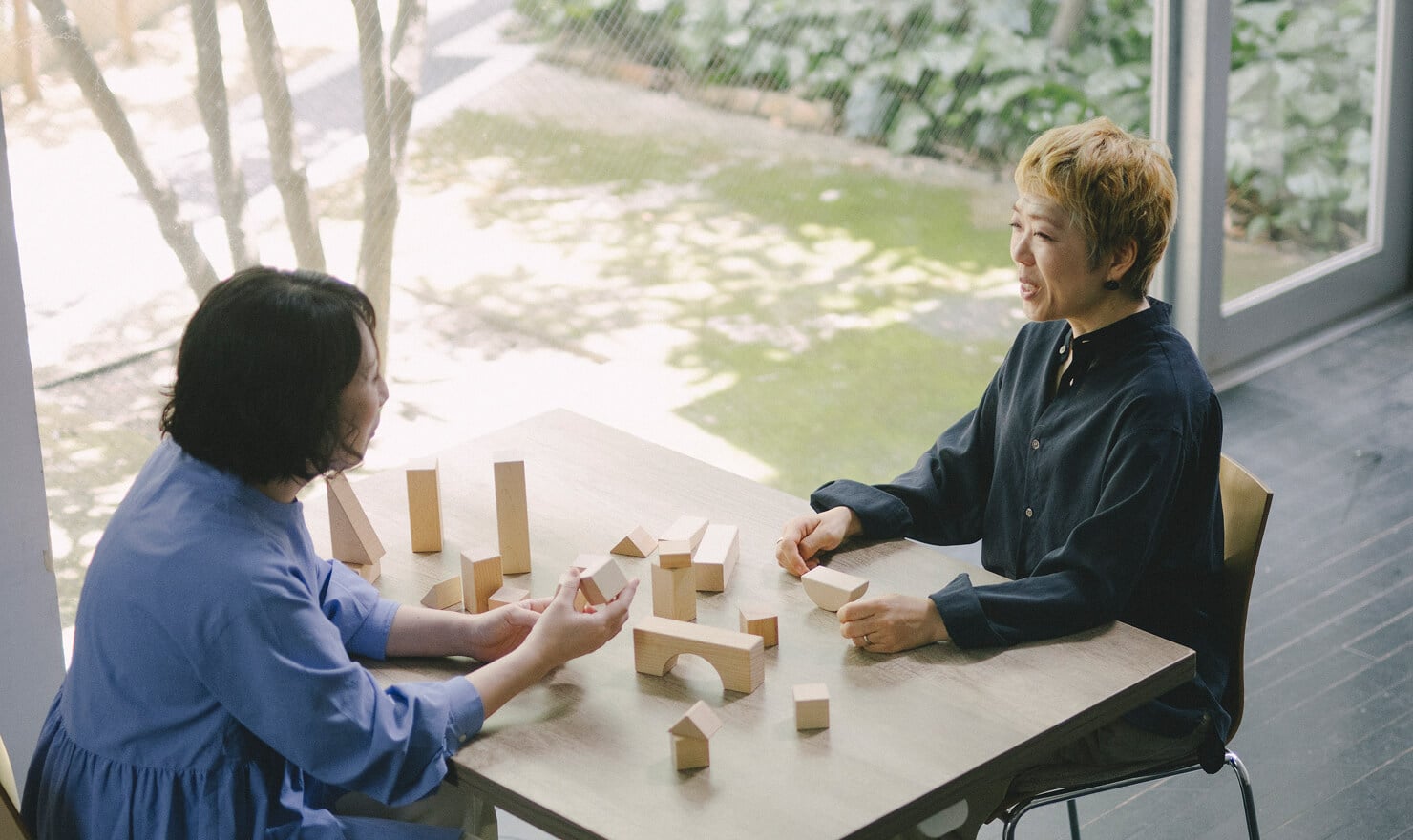 高石・中西が机を囲んで話している様子。