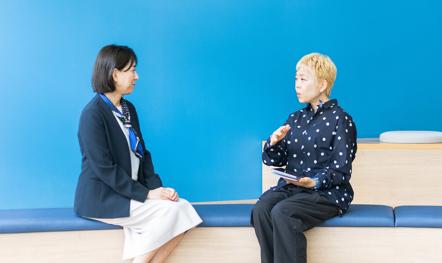 二人が話し合う様子