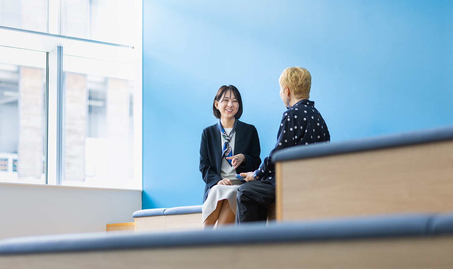 対談する二人を遠くから撮影している様子