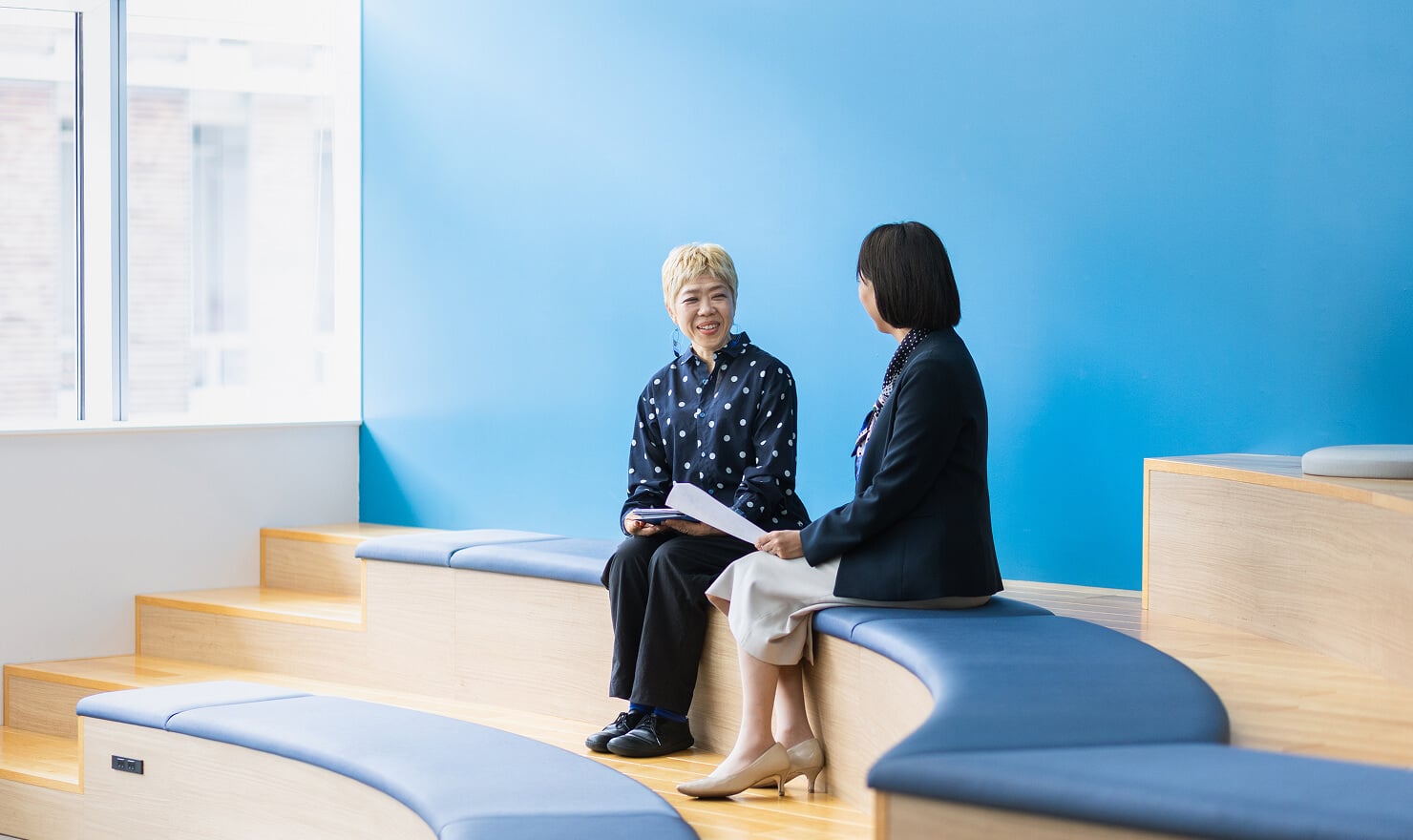対談する二人を、遠くから撮影している様子。