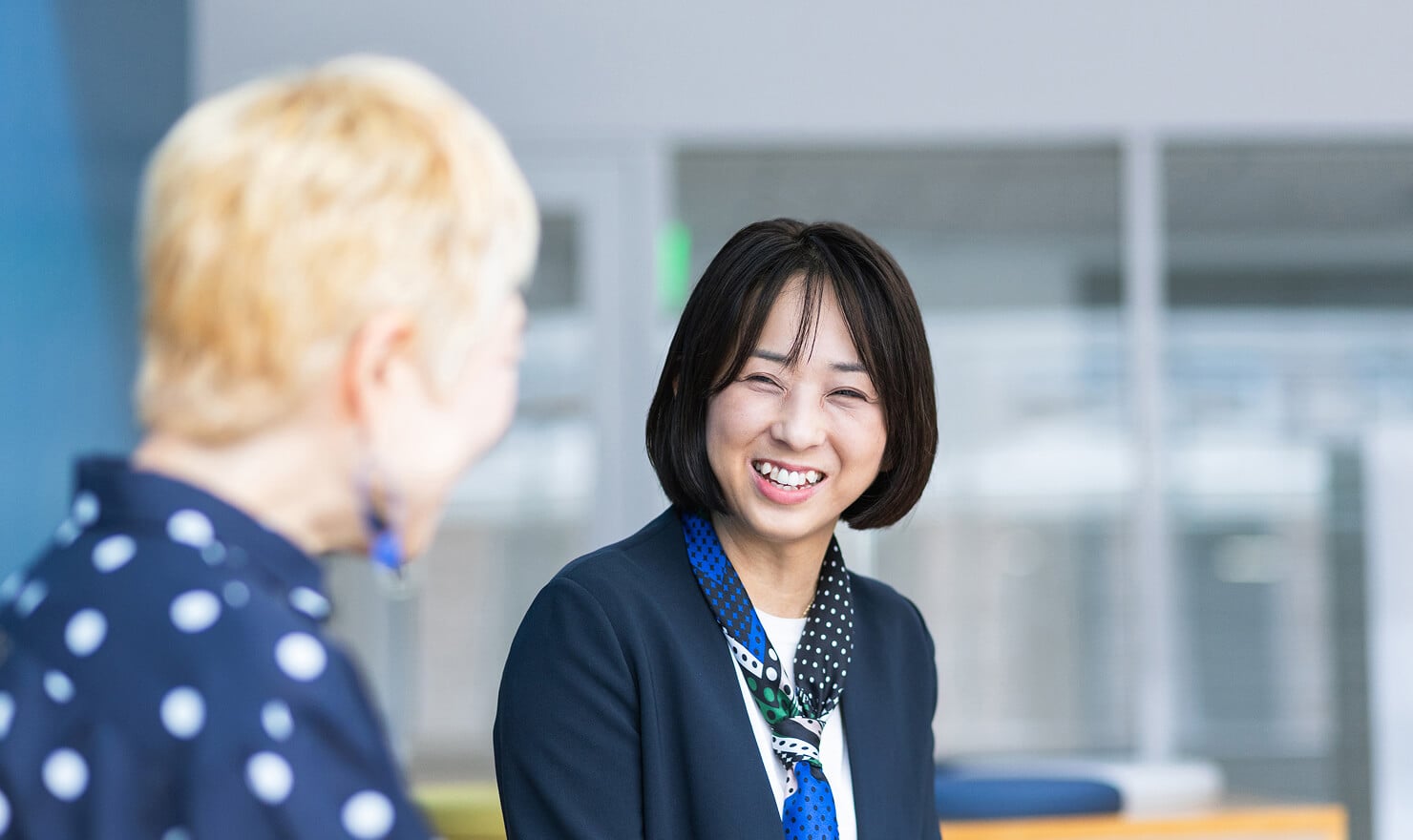 渡海氏が笑顔で話している様子。